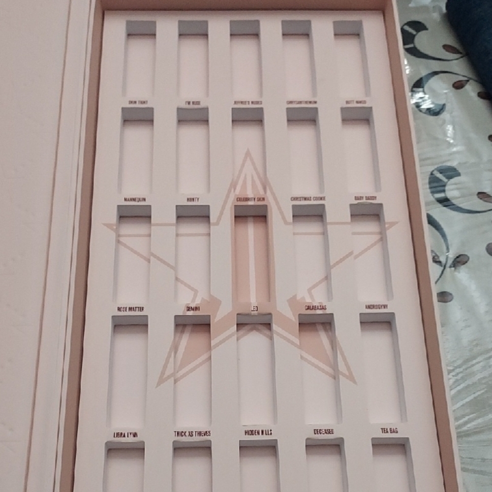 🤎🩷Jeffree Starr the vault. Just the Vault Adding 4 free mini lippies. - Picture 3 of 6